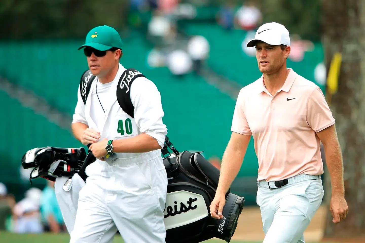 Lucas Bjerregaard sammen med sin caddie forud de næste dages Masters-turnering på Augusta-banen i Georgia, USA.