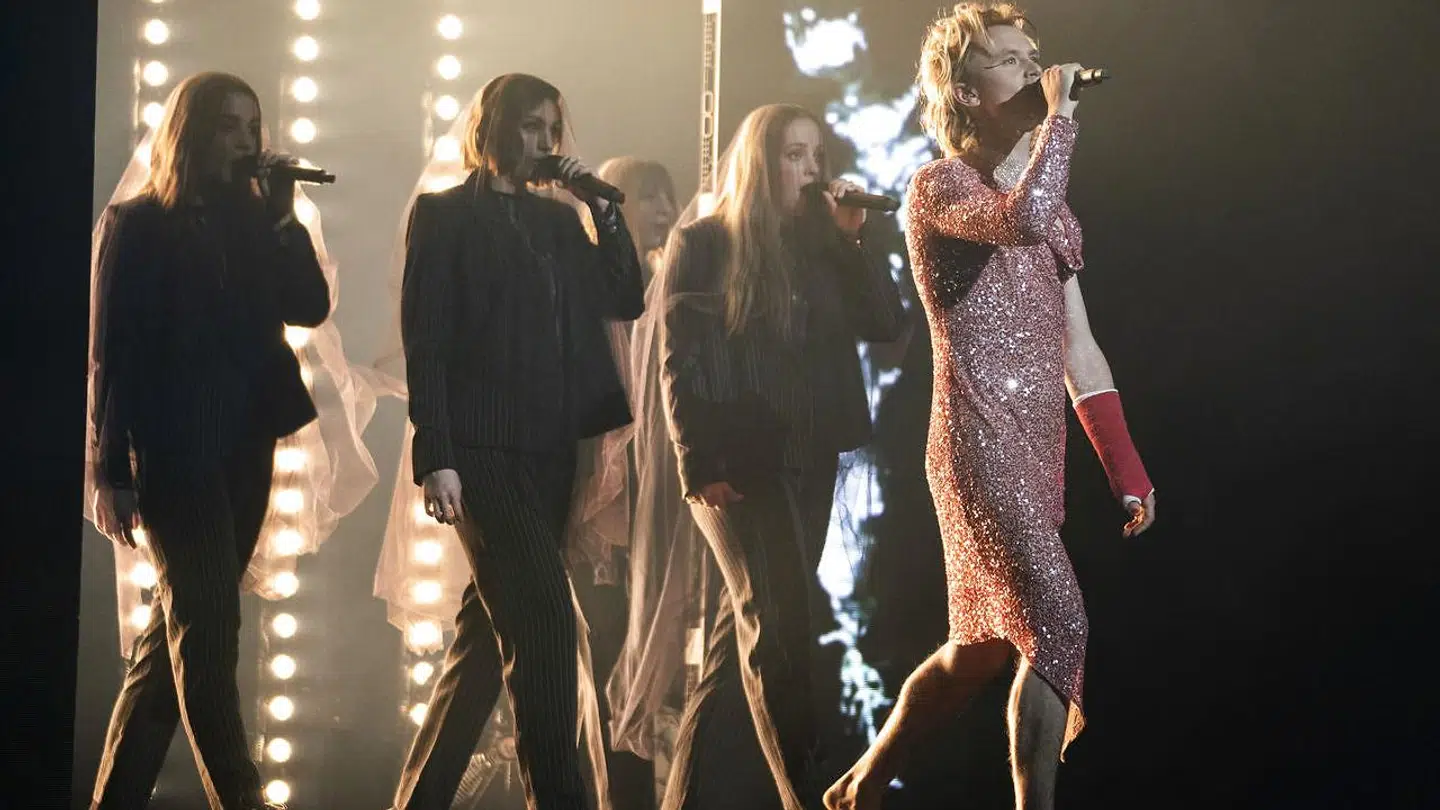 Fredag aften optrådte Bisse live i X Factor sammen med gruppen Echo. De fremførte hans sang 'Fjerne slægtninge'. (Foto: Martin Sylvest/Ritzau Scanpix 2019)