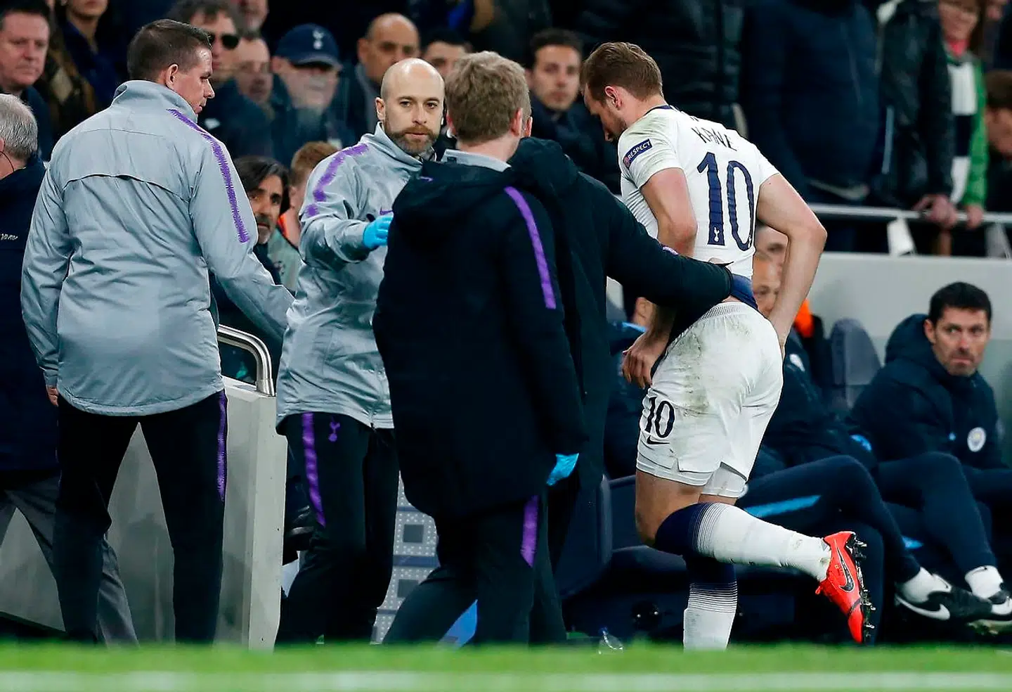 Harry Kane måtte hjælpes ud.