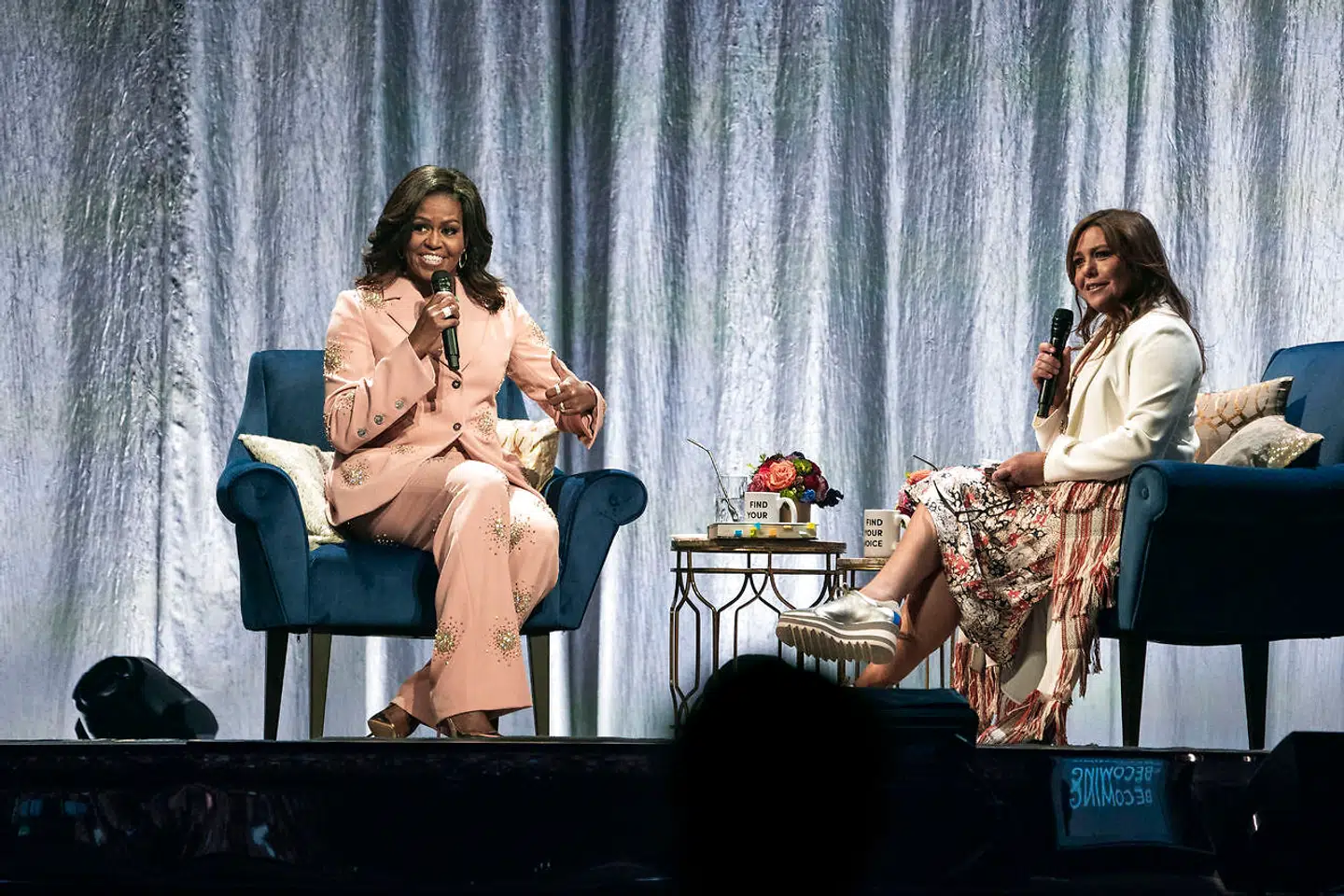 Michelle Obama og moderator på showet, Rachael Ray.