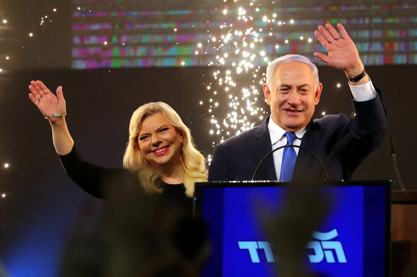 Israels premierminister, Benjamin Netanyahu, og hans kone Sara vinker til tilhængere ved Likud-partiets valgfest i Tel Aviv. De seneste optællinger giver sejren til Netanyahus højrefløjskoalition. Ammar Awad/Reuters