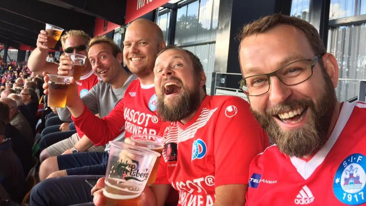 En gruppe Silkeborg-fans, der kalder sig 'De rød-hvide gutter på den billige langside', har skrevet flere læserbreve til Lars Larsen i Midtjyllands Avis.