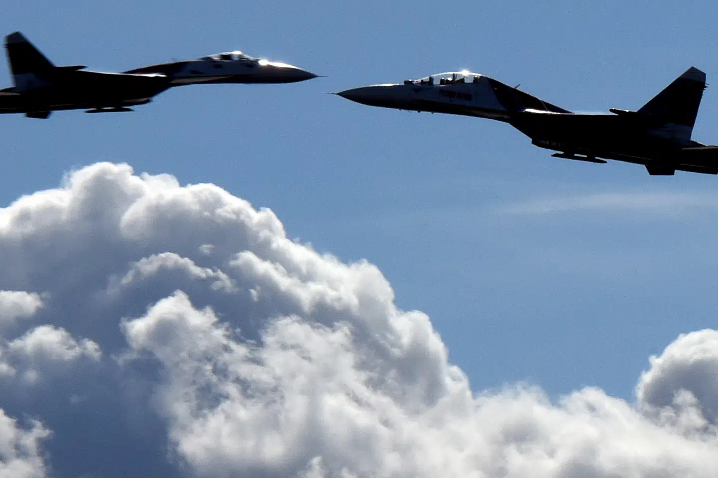 Selv om fokus ofte er på russiske militærfly, når det gælder krænkelser af andre landes luftrum, så har Sverige de seneste tre år oftere oplevet, at det var danske fly, der stod bag krænkelserne. Her ses to russiske Sukhoi Su-27 jagerfly i forbindelse med en opvisningsflyvning over Skt. Petersborg i 2015. Olga Maltseva/Ritzau Scanpix