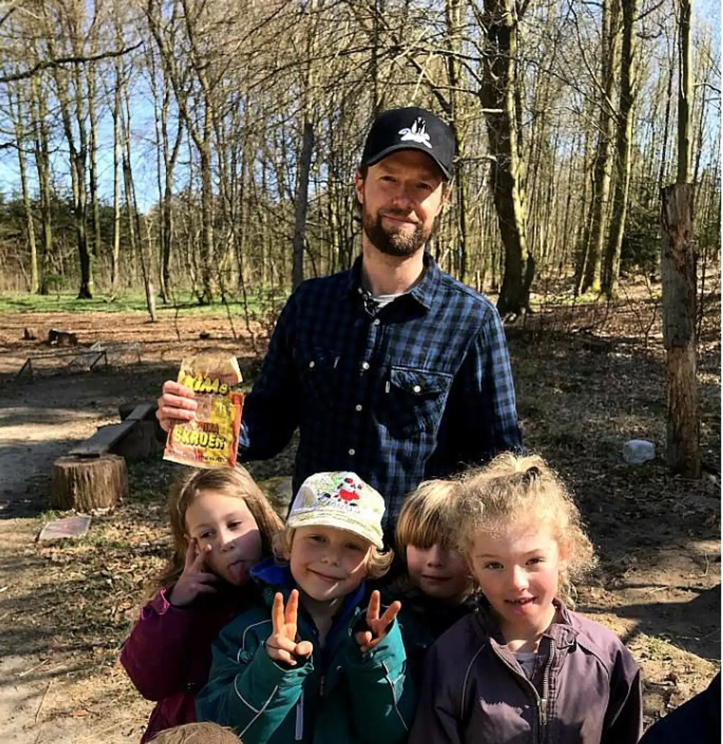 Det var Emil Hahn-Thomsen, der fandt chipsposen, da han sammen med skovbørnehaven skulle grave ud til et kartoffelbed. TV2 Østjylland/