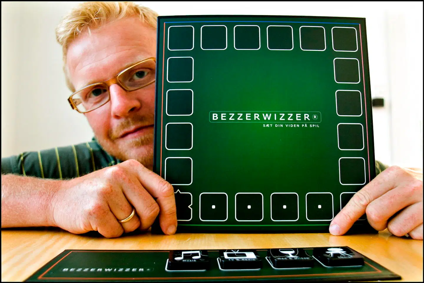 Jesper Bülov har udviklet brætspillet'Bezzerwizzer'.