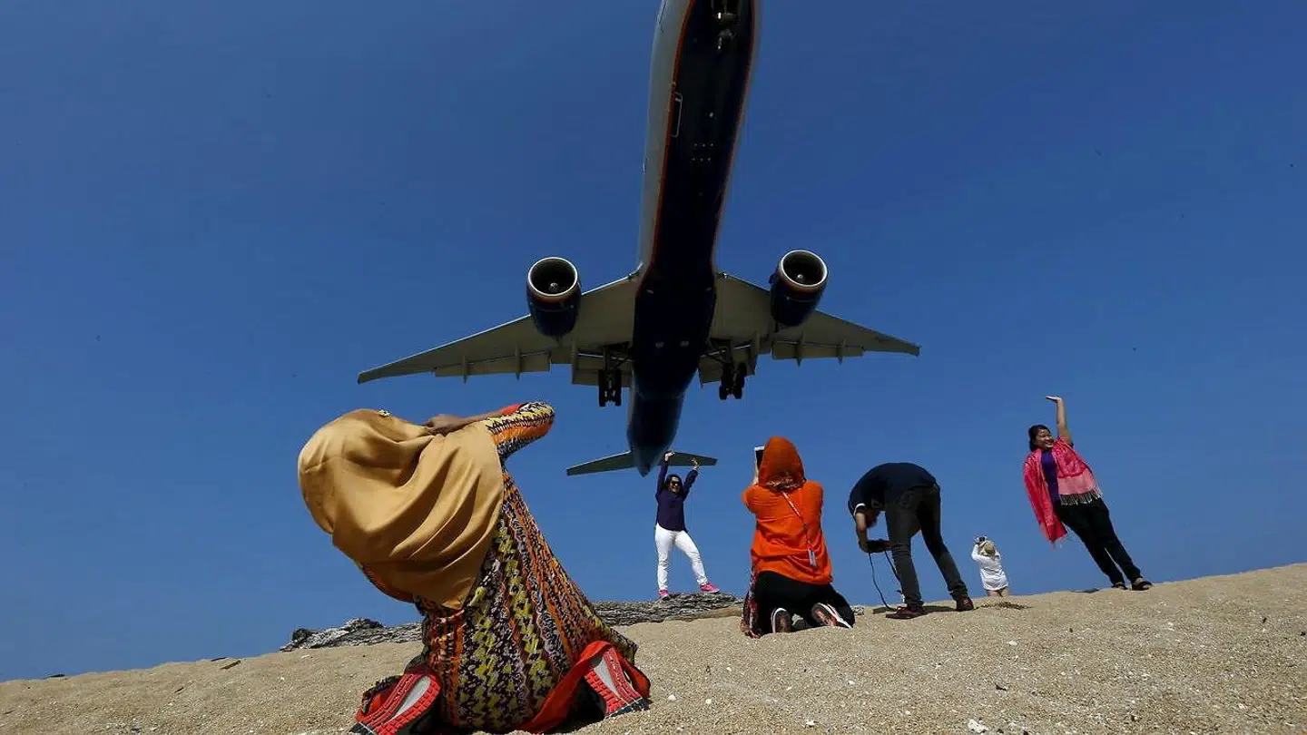 Denne slags billeder på Mai Khao Beach ved Phukets Internationale Lufthavn bliver nu ulovlige.
