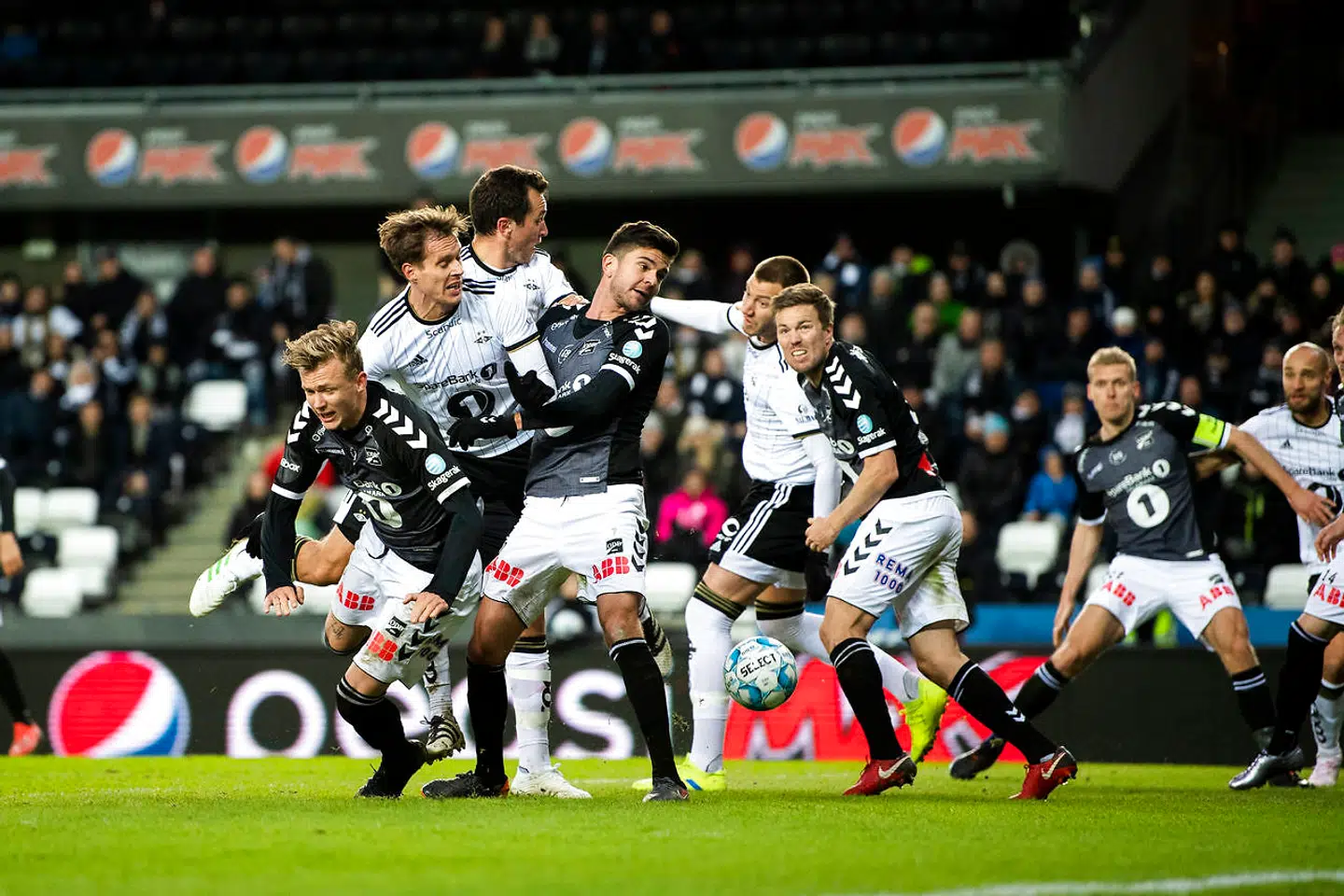 Nicklas Bendtner (i midten) i en duel mod slutningen af kampen, da han var blevet skiftet ind.