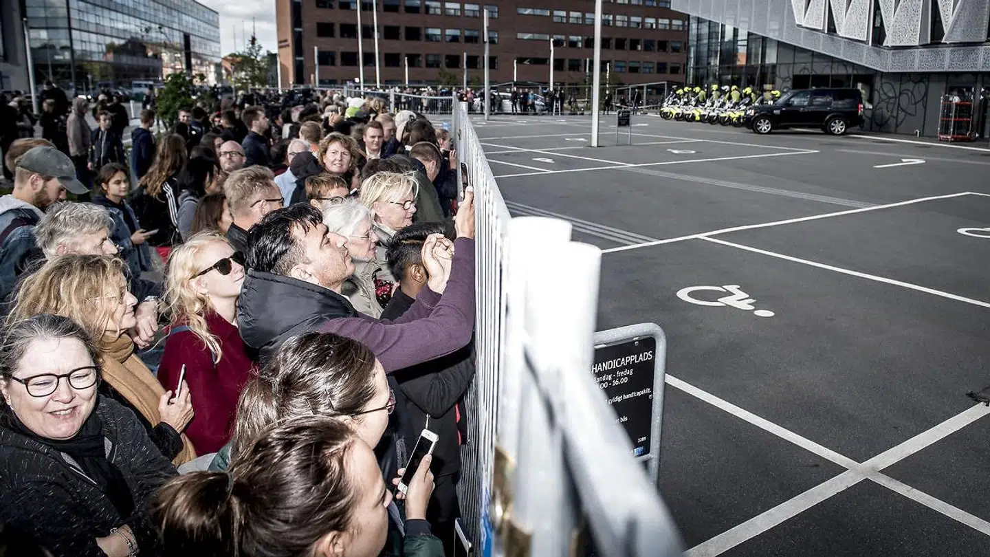 Folk stod klar bag et hegn ved SDU Kolding i forbindelse med at præsident Barack Obamas besøg i september.