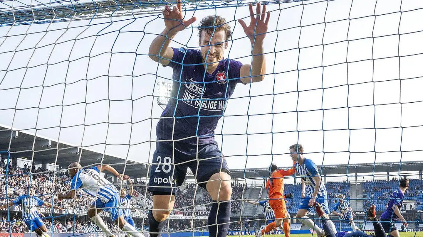 Midtjyllands Erik Sviatchenko efter Esbjergs udligning til 2-2 ved Rodolph Austin til venstre.