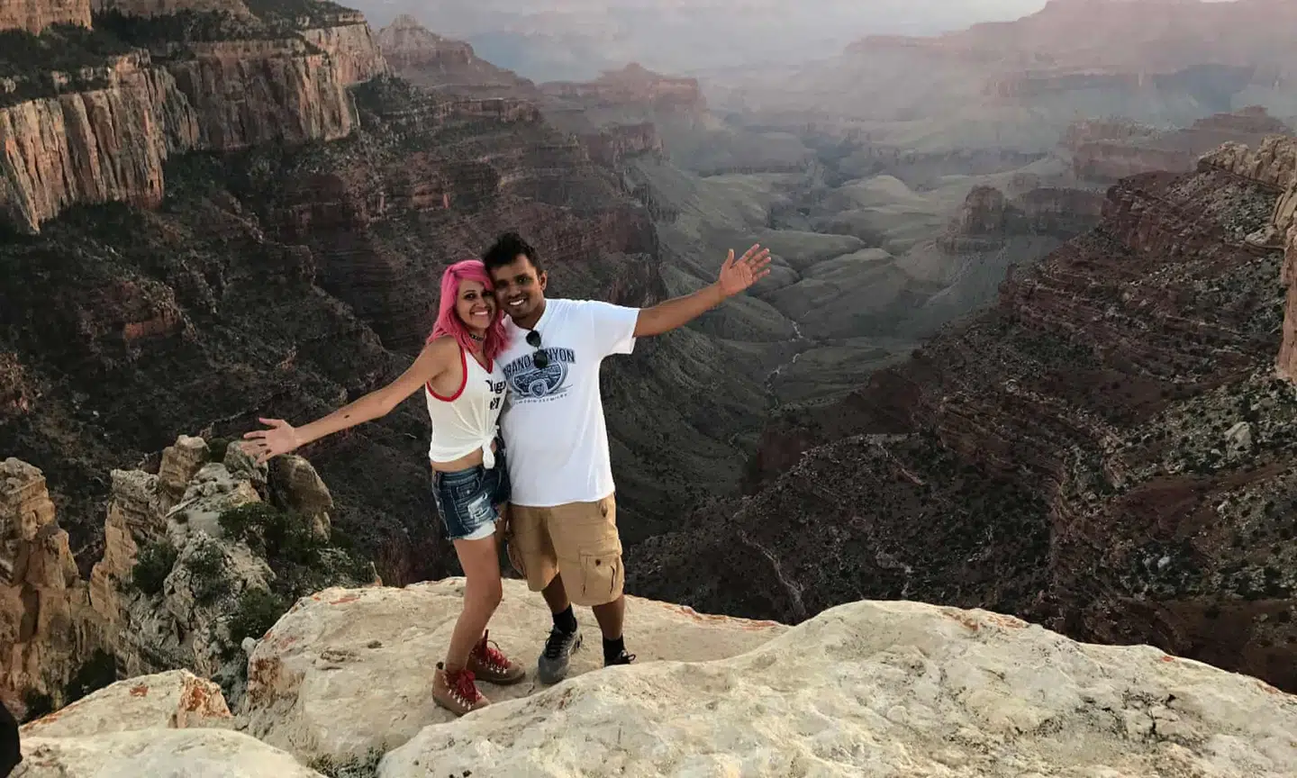 Er et fedt billede værd at dø for? Det indiske par Meenakshi Moorthy og Vishnu Viswanath levede – og døde – for de utrolige udsigter i alverdens nationalparker. Her ses de ved Yellowstone National Park.