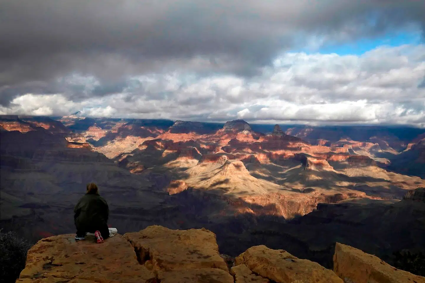 Nationalparken Grand Canyon er 446 kilometer lang og op til 29 kilometer bred. På de dybeste steder er afstanden til bunden næsten to kilometer.