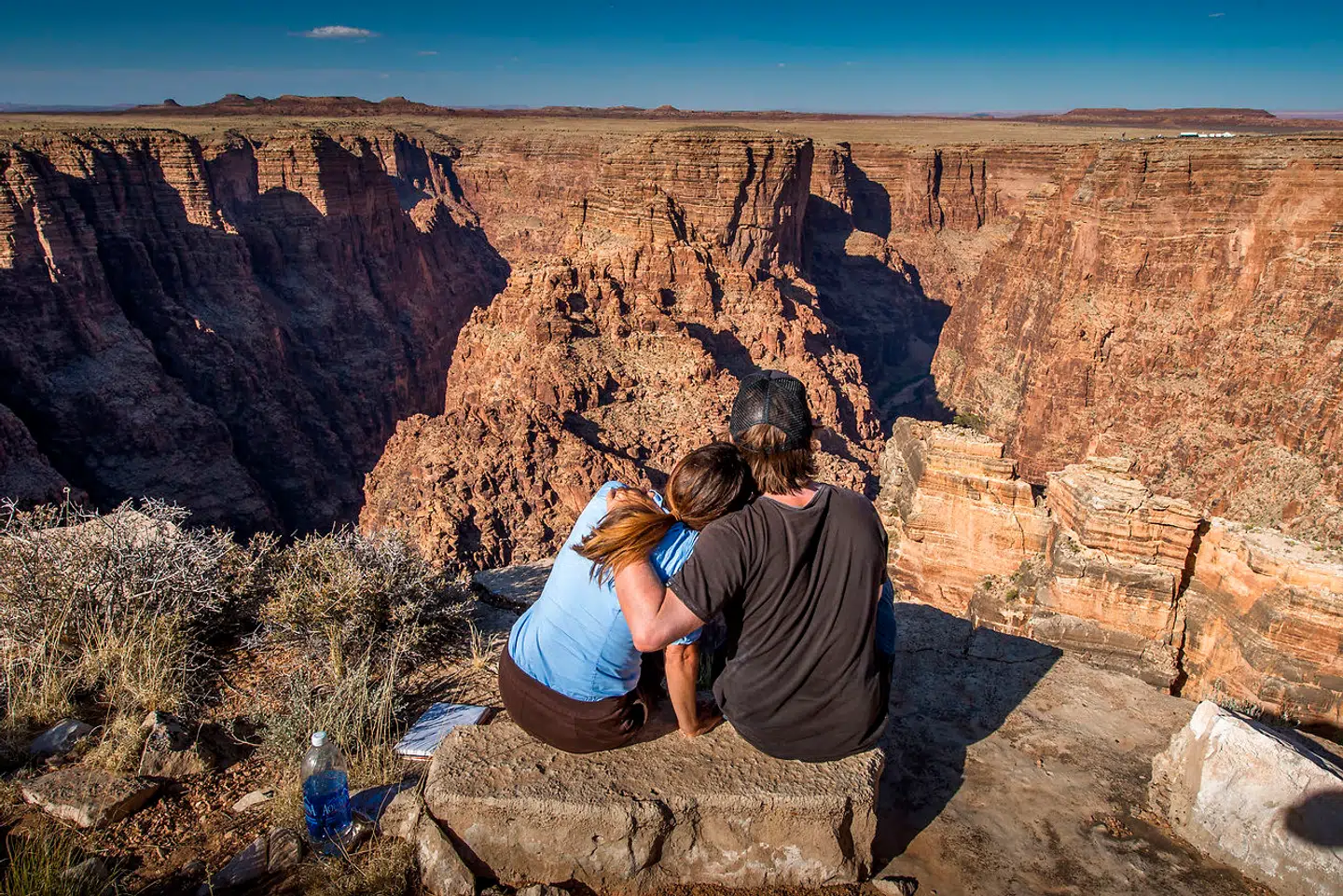 Det kan være fristende at gå helt ud til kanten. I løbet af de seneste otte dage har tre mandlige turister mistet livet efter fald i den amerikanske nationalpark Grand Canyon.