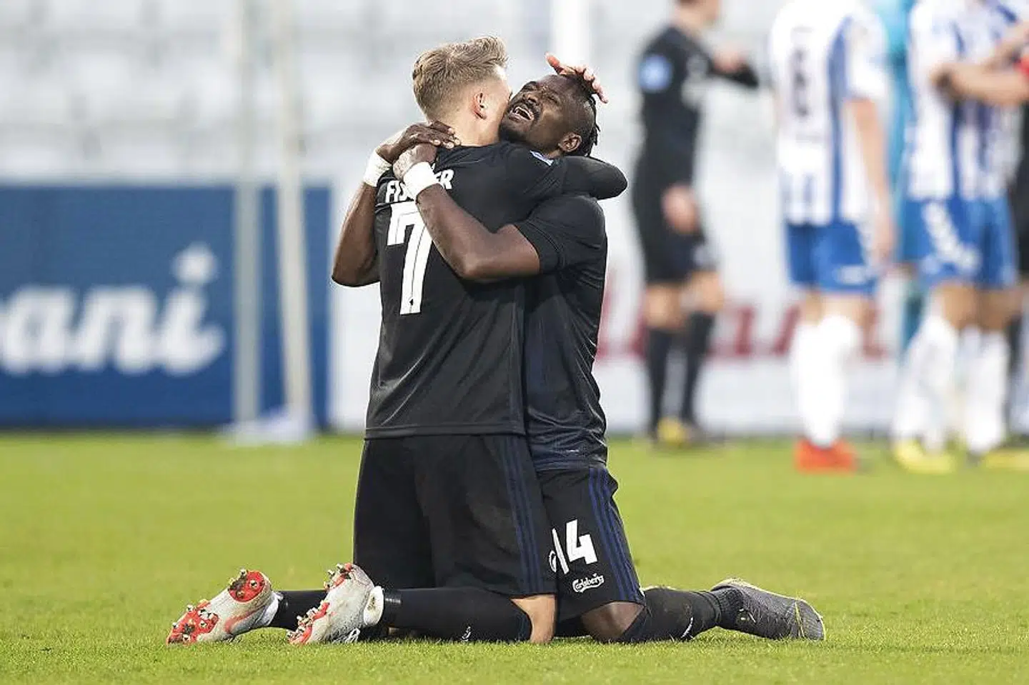 Viktor Fischer og Dame N'Doye i måljubel.