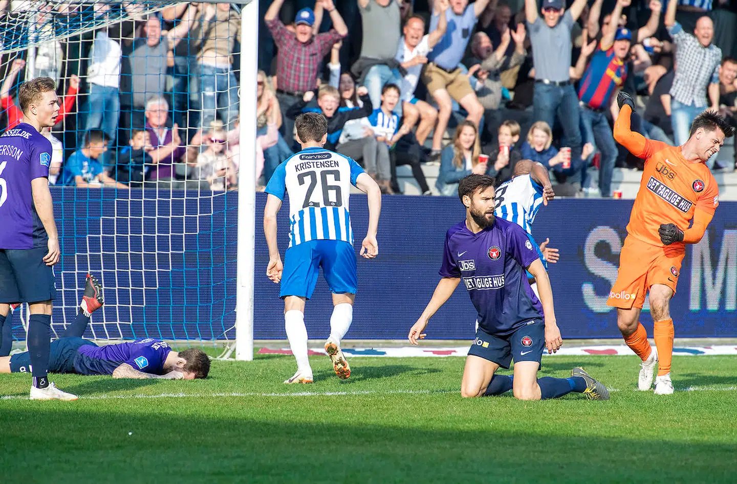 Esbjergs Rodolph Austin har i dommerens tillægstid udlignet til slutresultatet 2-2 i Superliga-kampen mod FC Midtjylland.