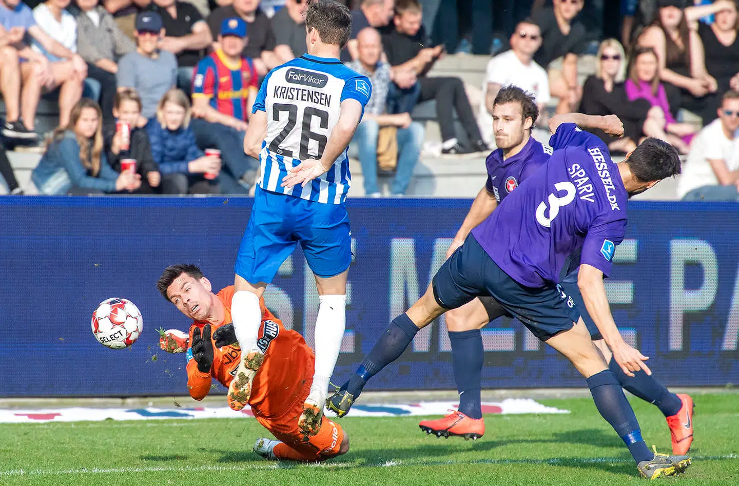 Midtjyllands målmand Jesper Hansen og Esbjergs Mathias Kristensen.