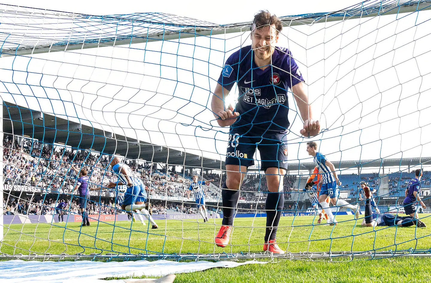 Midtjyllands Erik Sviatchenko efter Esbjergs udligning til 2-2 ved Rodolph Austin til venstre.