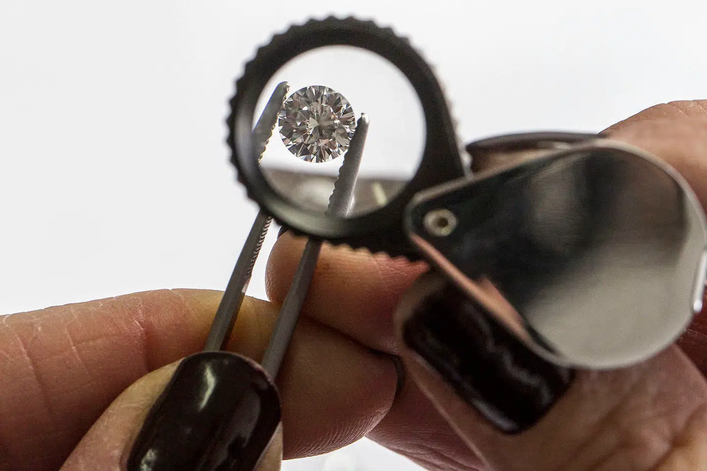 Der er tale om to ædelstene med navnet "tanzanit," som blev beslaglagt i fængslet, inden at de nåede ind til Jimmy Hayat.