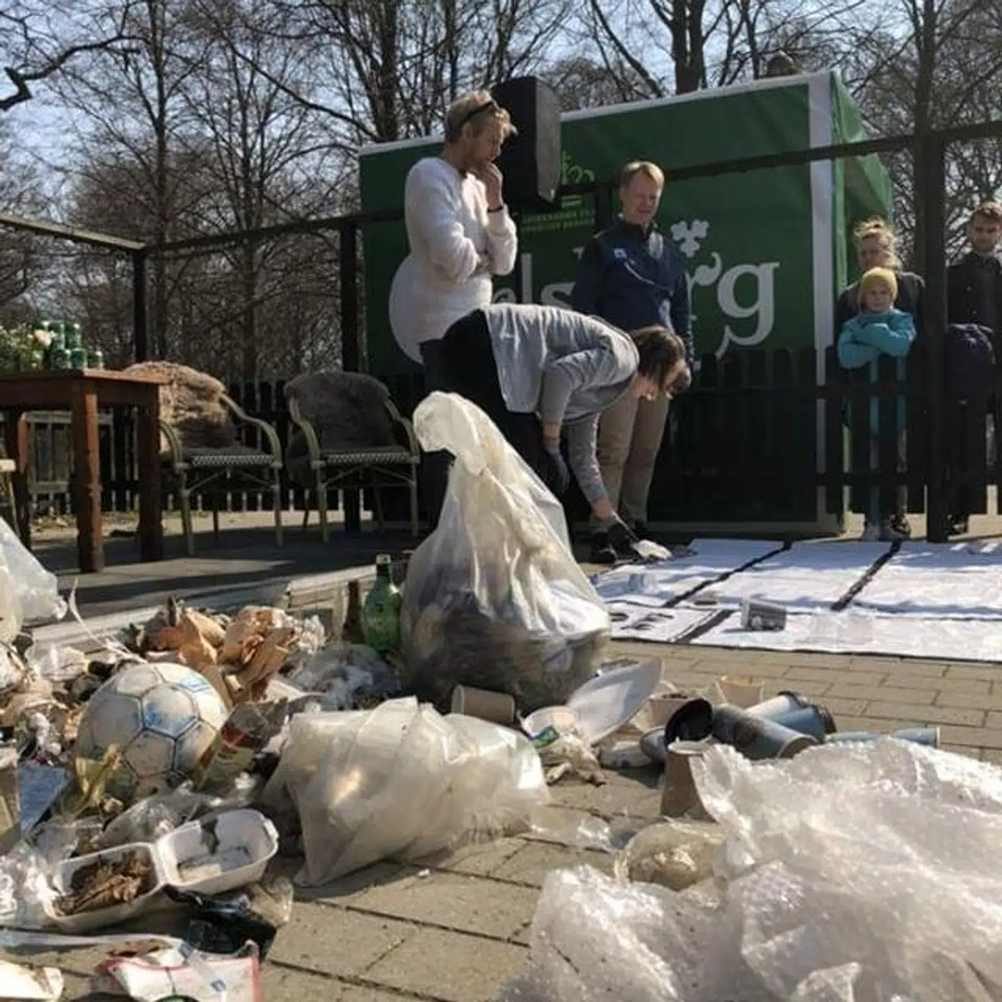 Felix Smith kigger på rovet sammen med Bo Øksnebjerg fra Verdensnaturfonden. Foto: Privat