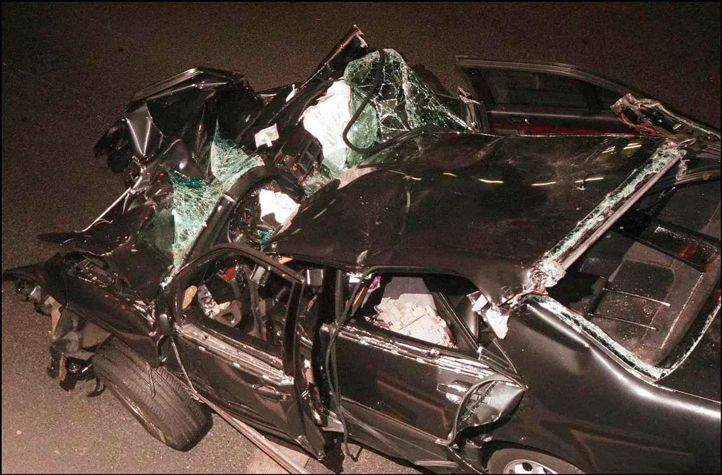 Billedet viser deres bil efter ulykken i tunnelen i Paris.