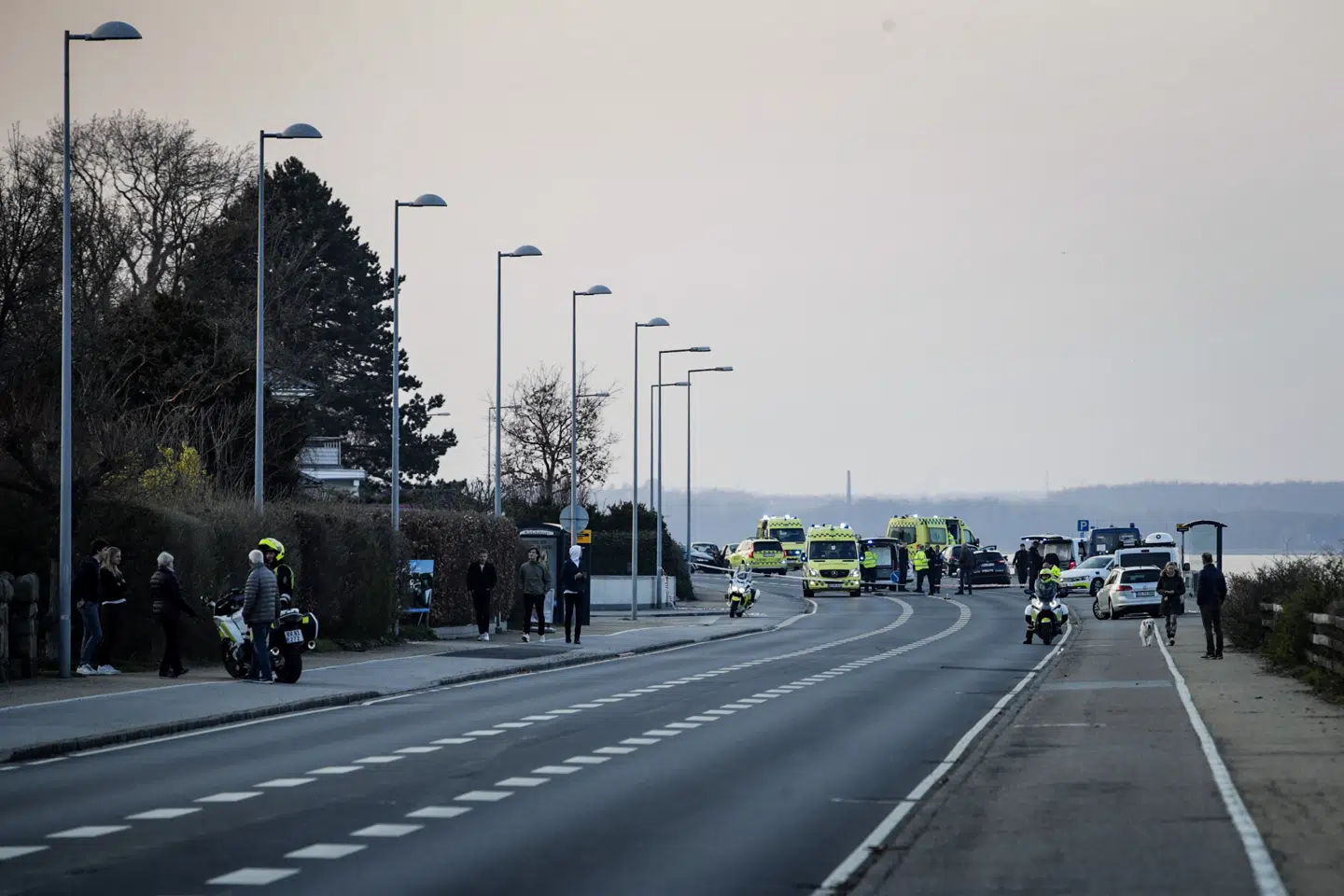 Politiet er massivt til stede i Rungsted efter et skyderi fredag aften.