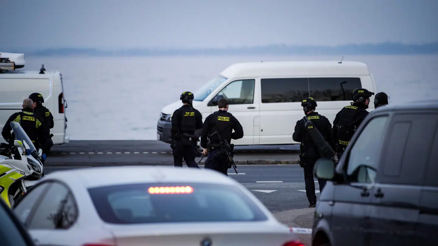Sværtbevæbnet politi er lørdag aften til stede i den nordsjællandske by Rungsted efter et skyderi.