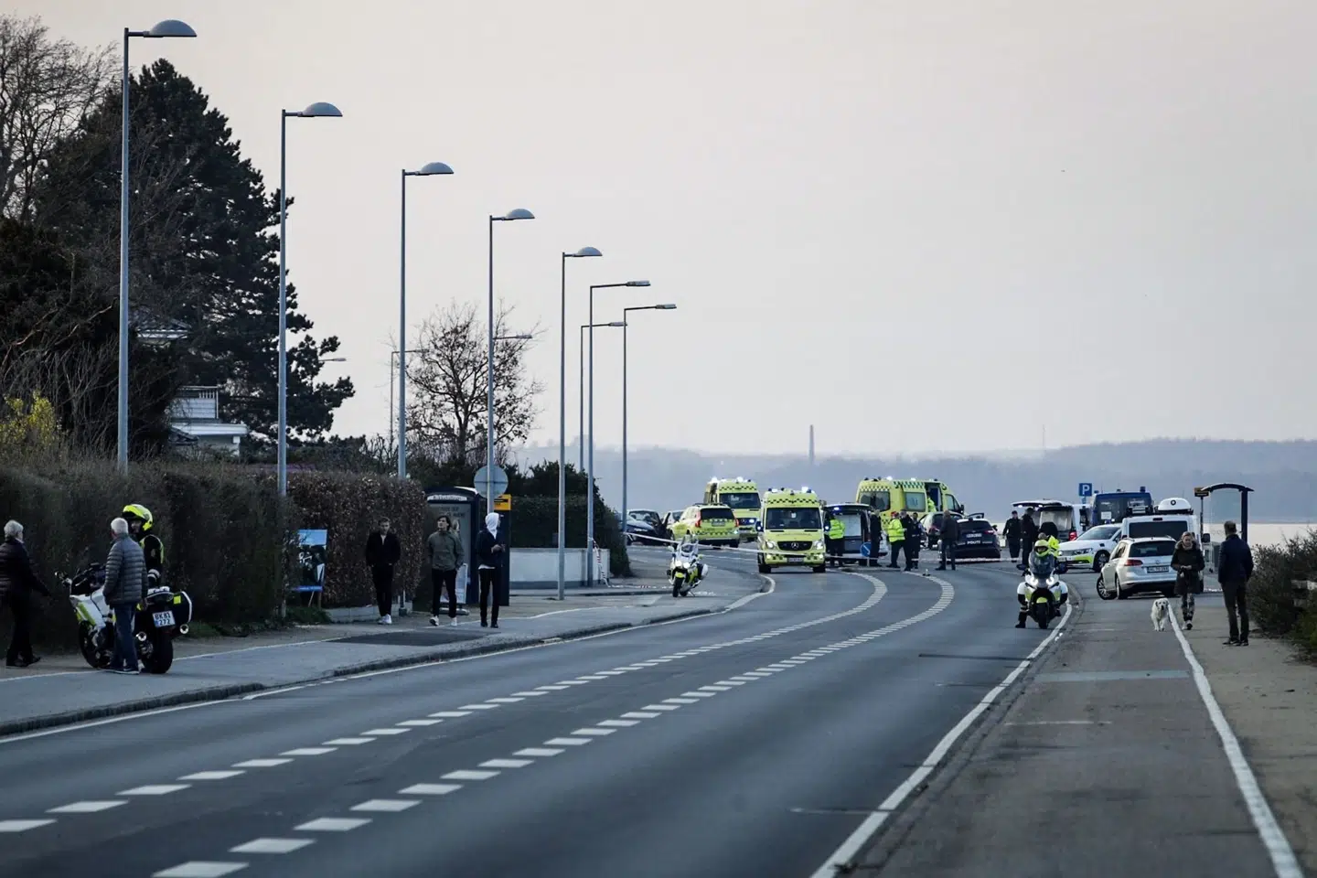 Politi og ambulancer til stede efter skyderi på Rungsted Strandvej. Flere personer er ramt, oplyser politiet. Mathias øgendal/Ritzau Scanpix