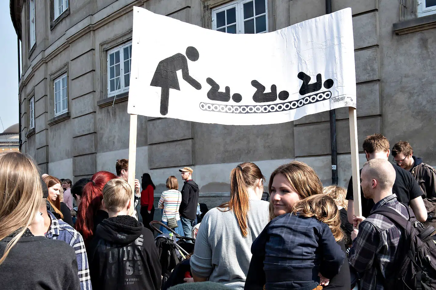 Lørdag demonstrerer forældre i over 50 forskellige byer i landet for at kræve, at der sættes et loft over, hvor mange børn der må være for hver voksen i børnehaver og vuggestuer. Bertel Thorvaldsens Plads i København, lørdag den 6. april 2019.