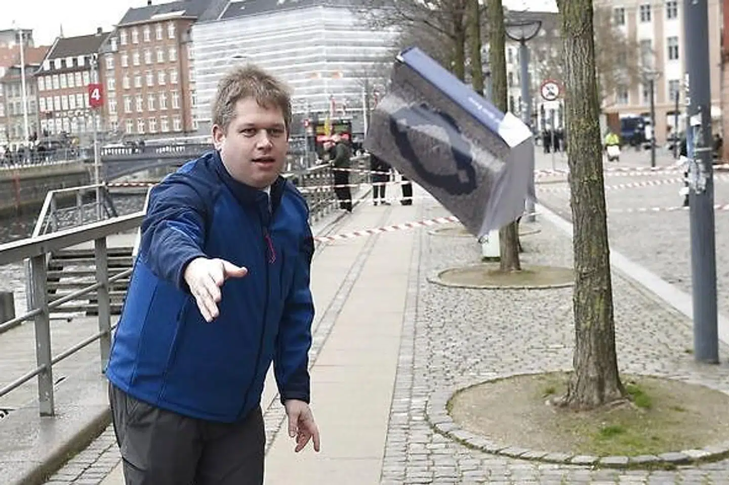 Rasmus Paludan kaster med koranen 22. marts 2019 i forbindelse med en demonstration ved Christiansborg.