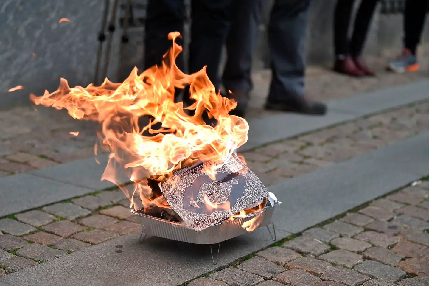 On March 22nd 2019 Islam critic Rasmus Paludan and his party burned the Quran in protest outside Christiansborg Palace. This happened at the same time as the muslim organization Hizb ut Tahrir hosted a Friday Prayer outside the Parliament Building commemorating the victims of the New Zealand Mosque attacks. . (Foto: Liselotte Sabroe/Ritzau Scanpix)
