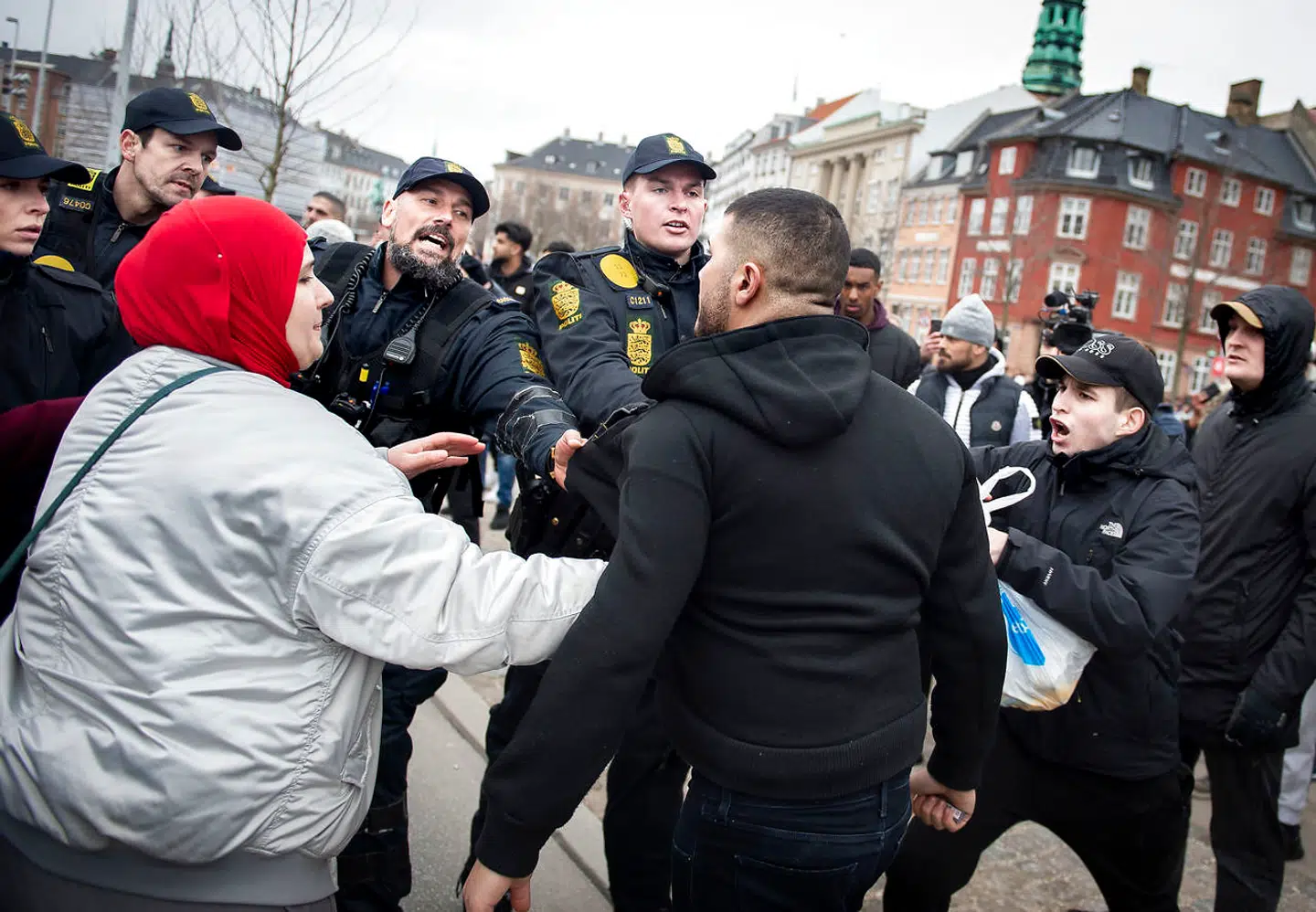 Politiet beskytter Rasmus Paludan i forbindelse med koranafbrænding på Christiansborg Slotsplads.