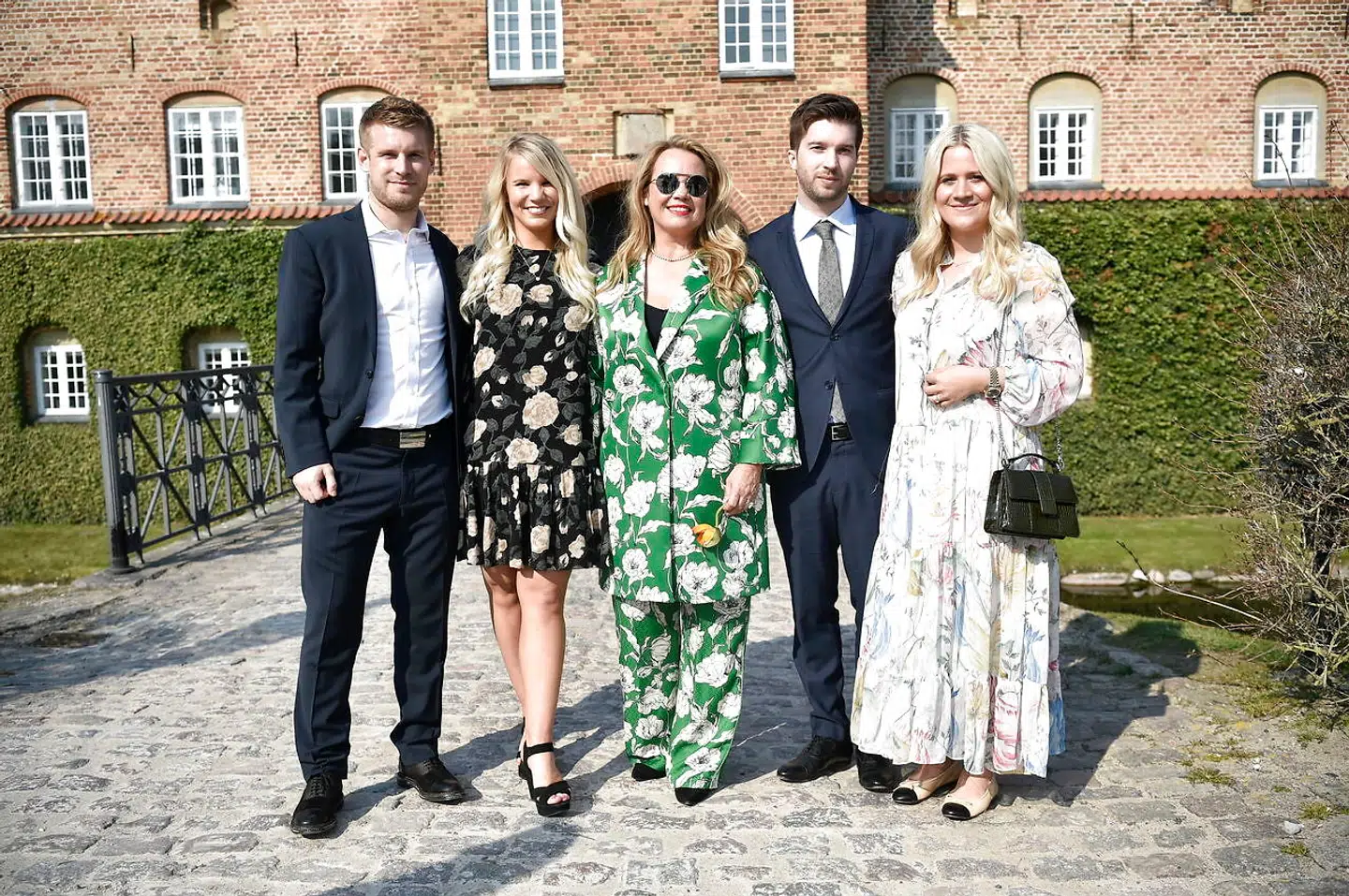 Familien var klar til at fejre bryllup. Her er det Siw Laudrup sammen med Mads Laudrup og Andreas Laudrup og deres kærester.