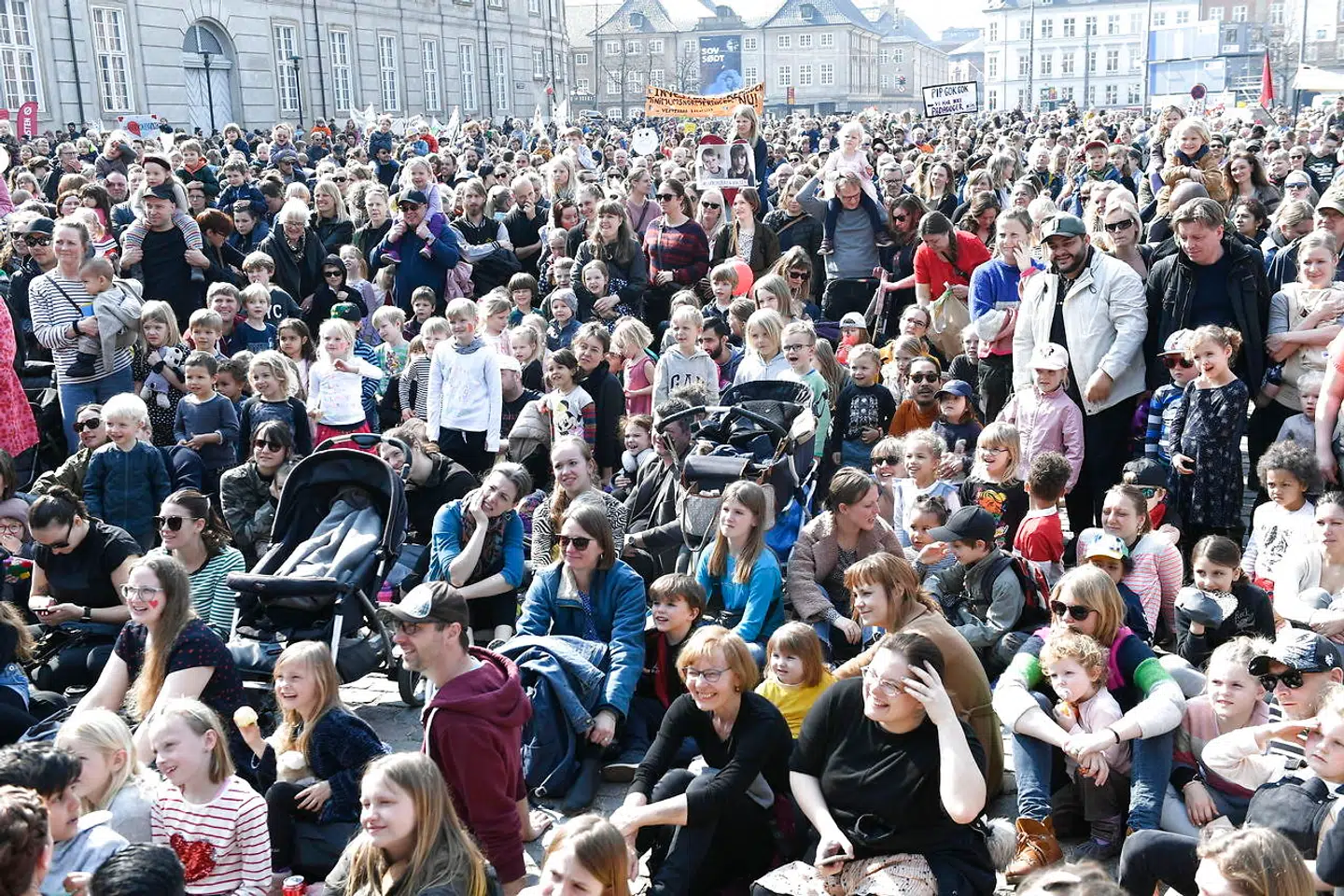 Der er flere tusinde mennesker på Bertel Thorvaldsens Plads.