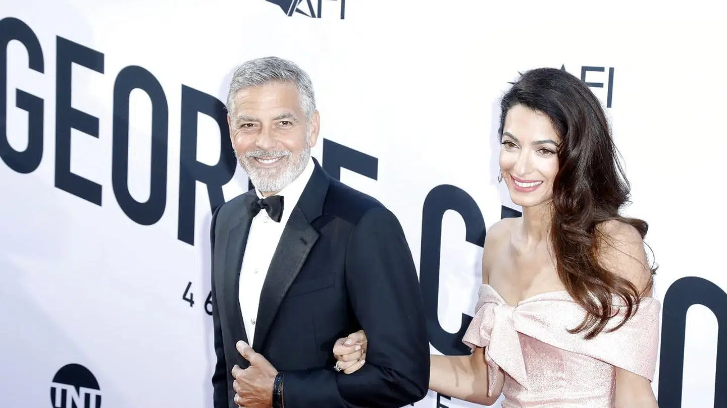 Her ses Amal Clooney med sin ægtemand, George.