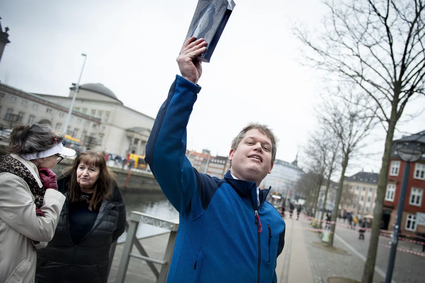 Rasmus Paludan er stifter af Partiet STram Kurs, som han også er formand for. Fredag blev han ved Retten i Glostrup dømt for racistiske ytringer om sorte. Han ankede dommen på stedet. Her ses han med en koran på Christiansborg Slotsplads under en demo for nogle uger siden. Liselotte Sabroe/Ritzau Scanpix