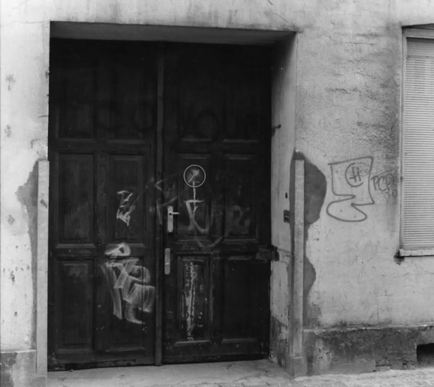 Stine Geisler døde 2. pinsedag 1990 få dage før sin studentereksamen. Hendes morder er aldrig fundet, men nu har politiet en blandingsprofil af hendes morders dna. Her porten i Teglgårdsstræde.