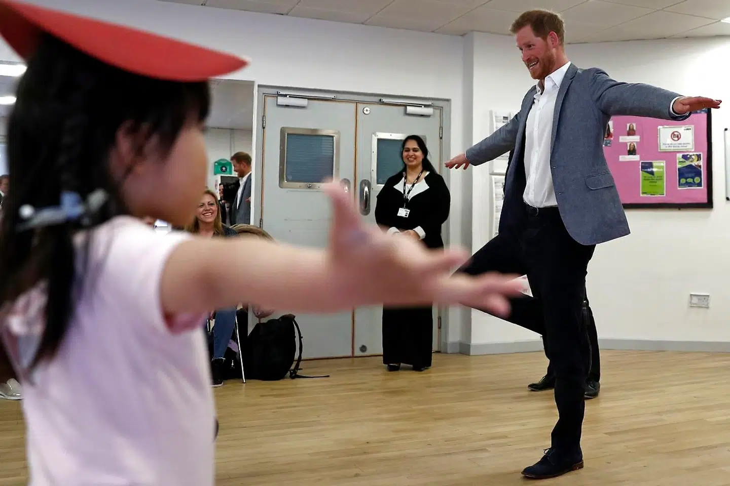 Under besøget fik Harry danset med de små ballerinaer.