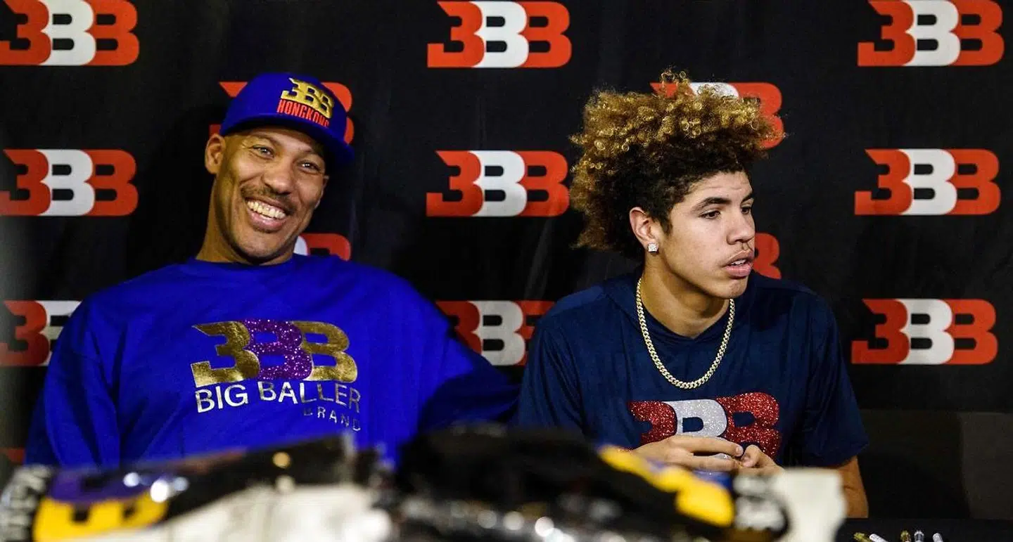 LaVar Ball sidder her til venstre med sin anden søn LaMelo Ball under en promovering af Big Baller Brand i 2017.