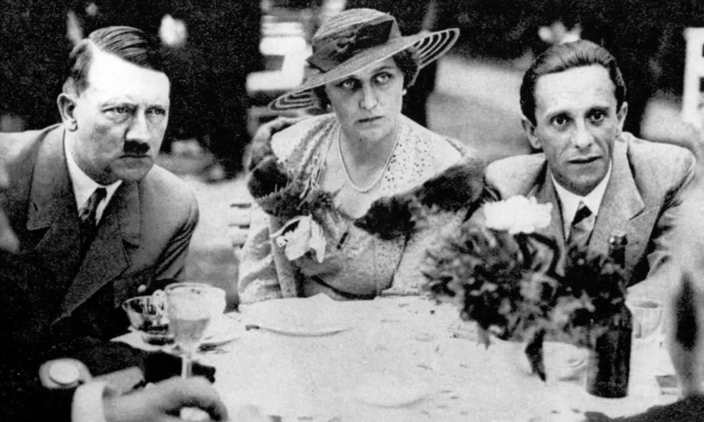 Joseph Goebbels og konen Magda Goebbels sammen med Adolf Hitler. Alle tre begik selvmord i slutningen af krigen.