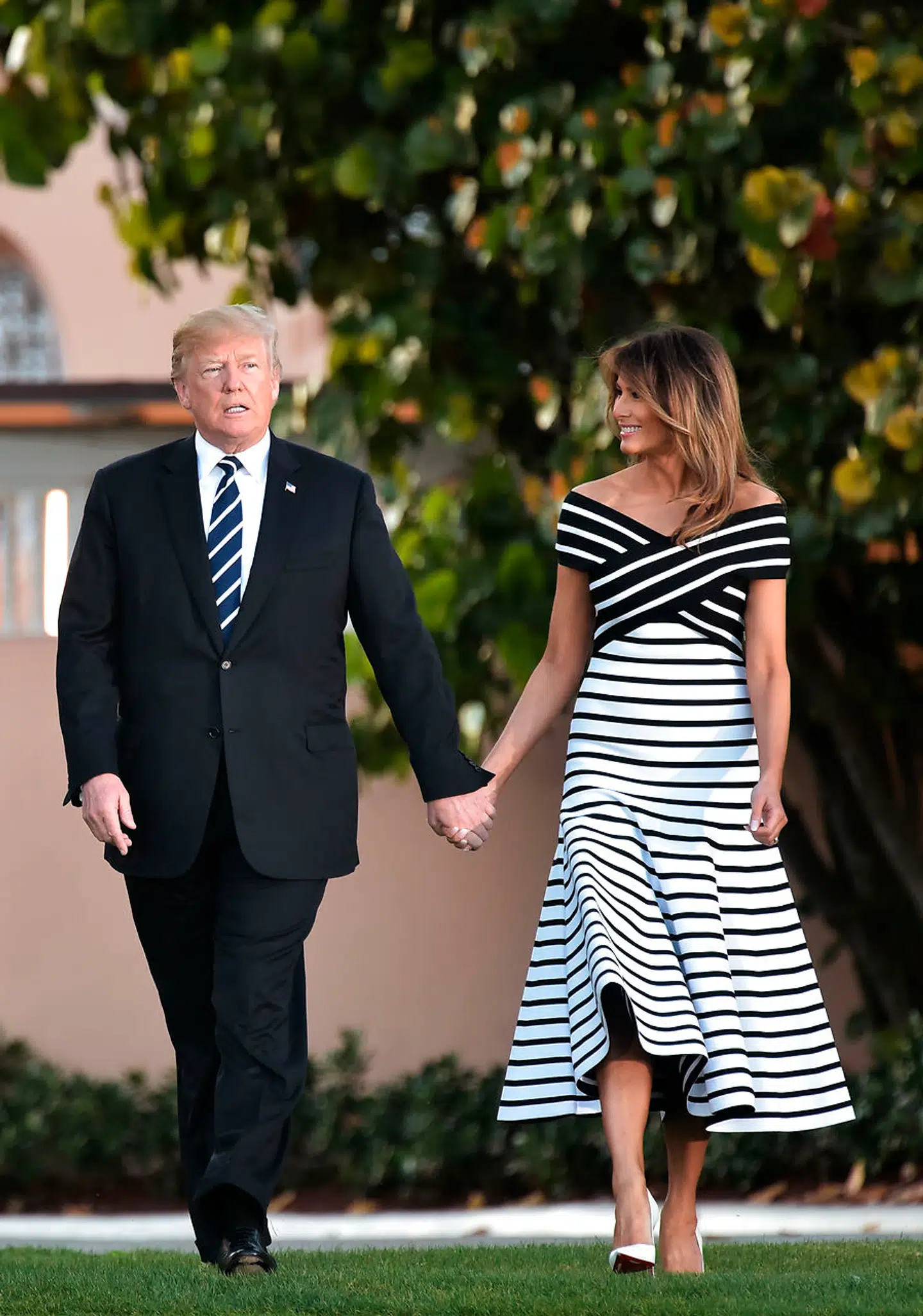 Donald Trump og Melania Trump har kendt hinanden i over tyve år. Alligevel kan de snakke og grine sammen i timevis over middag på Mar-a-Lago i Florida.
