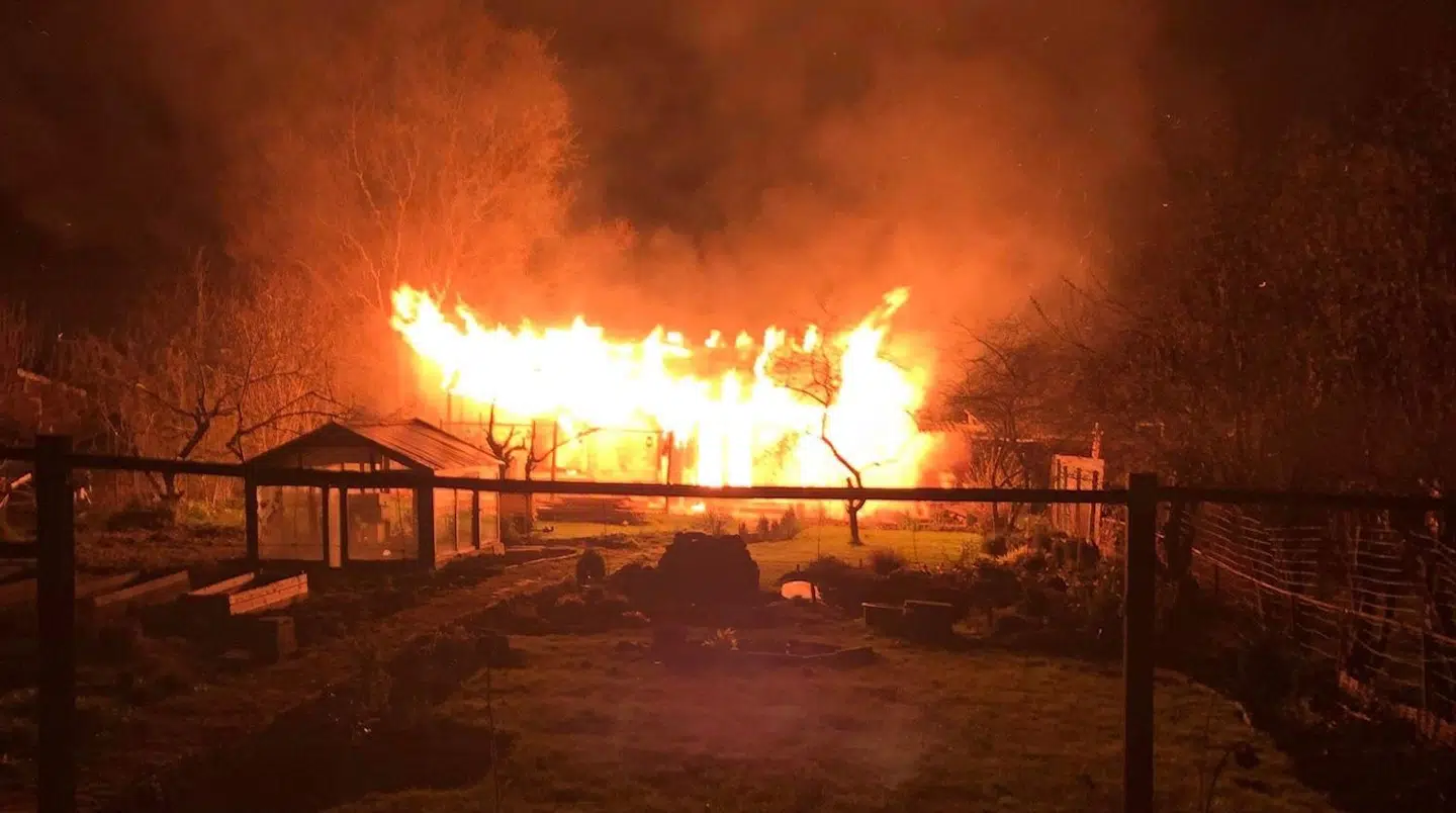 Der er lige nu brand i et kolonihavehus i Korsør.