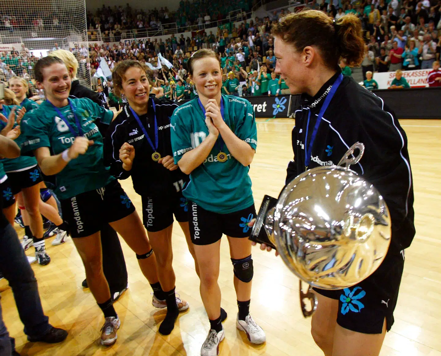 Viborg Hk er Danmarks mest vindende håndboldklub med 14 DM-titler, 3 Champions League-pokaler, to EHF CUP-sejre og adskillige pokaltitler. Her ses Lotte Kiærskou, Natasja Burgers, Henriette Mikkelsen og Katrine Fruelund tilbage i 2004.