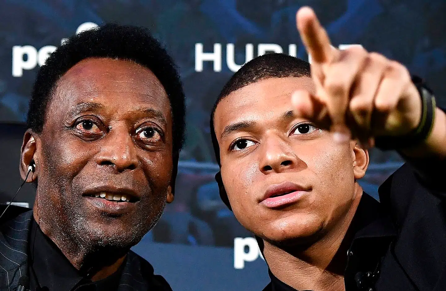 Paris Saint-Germain (PSG) and France national football team forward Kylian Mbappe (R) and Brazilian football legend Pele take part in a meeting at the Hotel Lutetia in Paris on April 2, 2019. (Photo by FRANCK FIFE / AFP)
