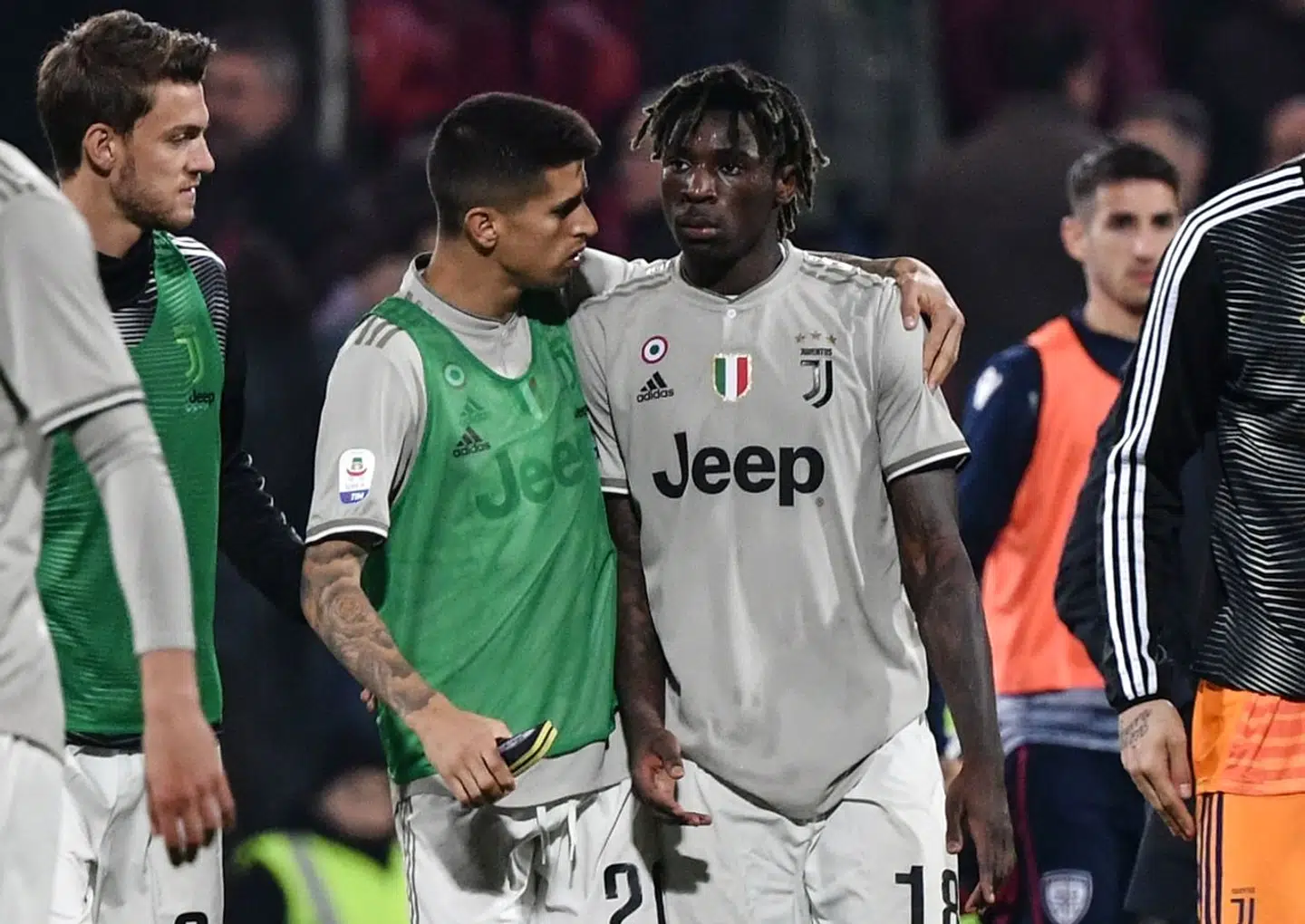 Moise Kean opmuntres efter kampen af holdkammeraten Joao Cancelo.