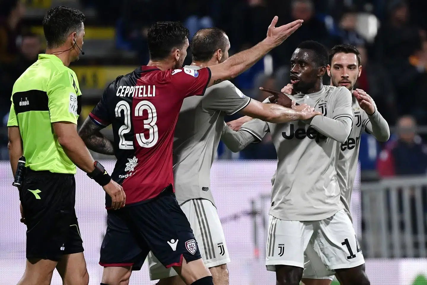 Blaise Matuidi i et ophidset moment, da Cagliaris fans begyndte med racistiske tilråb mod holdkammeraten Moise Kean, som ikke er på billedet.