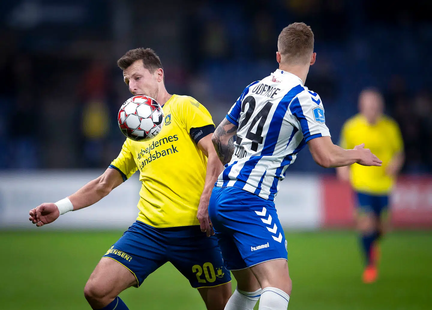 Brøndbys Kamil Wilczek og OBs Marco Lund under superligakampen mellem Brøndby IF- OB på Brøndby Stadion, fredag den 29. marts 2019.