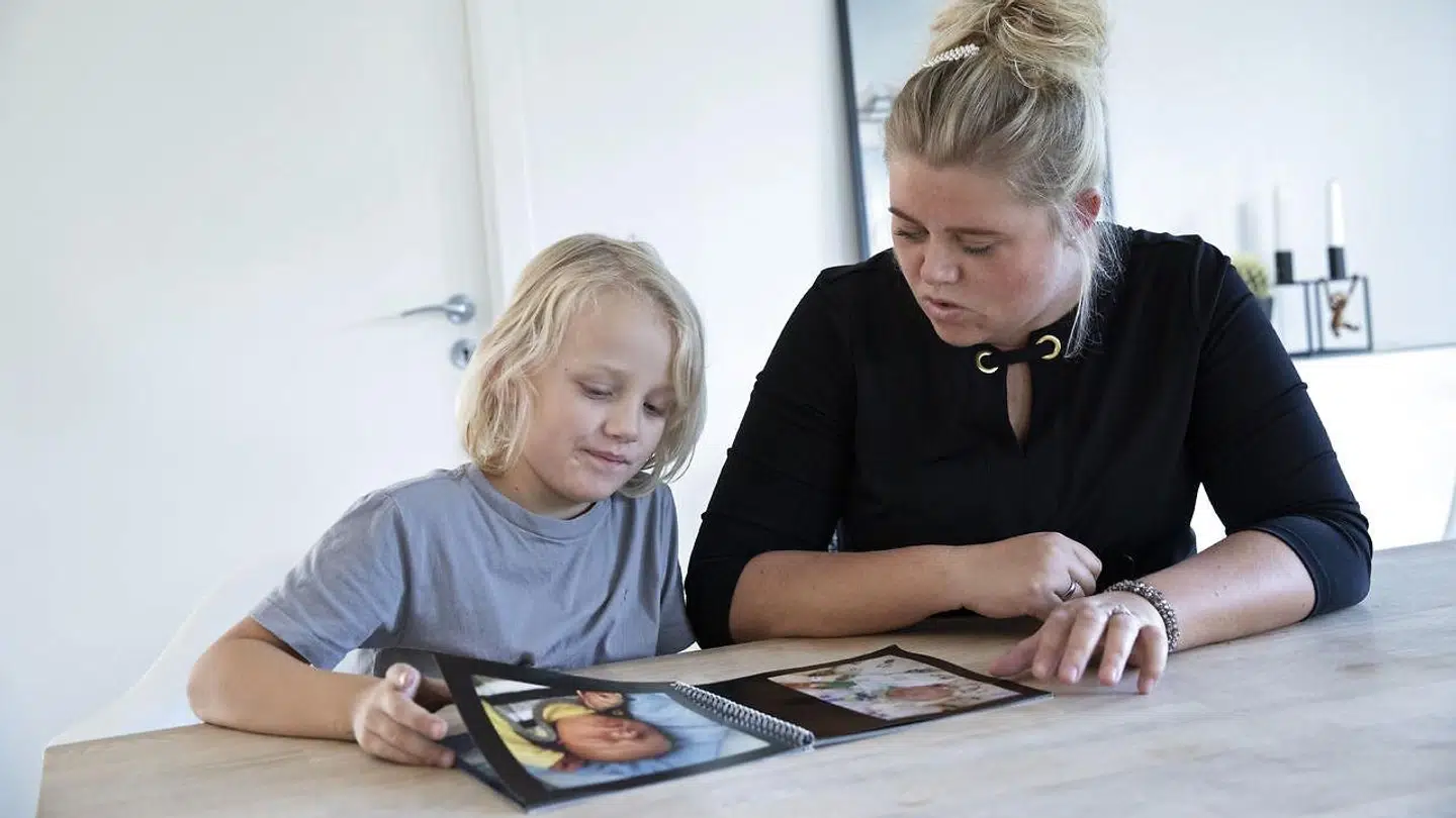 William og mor kigger på fotos af William fra han var lille og ofte var indlagt på hospitalet.