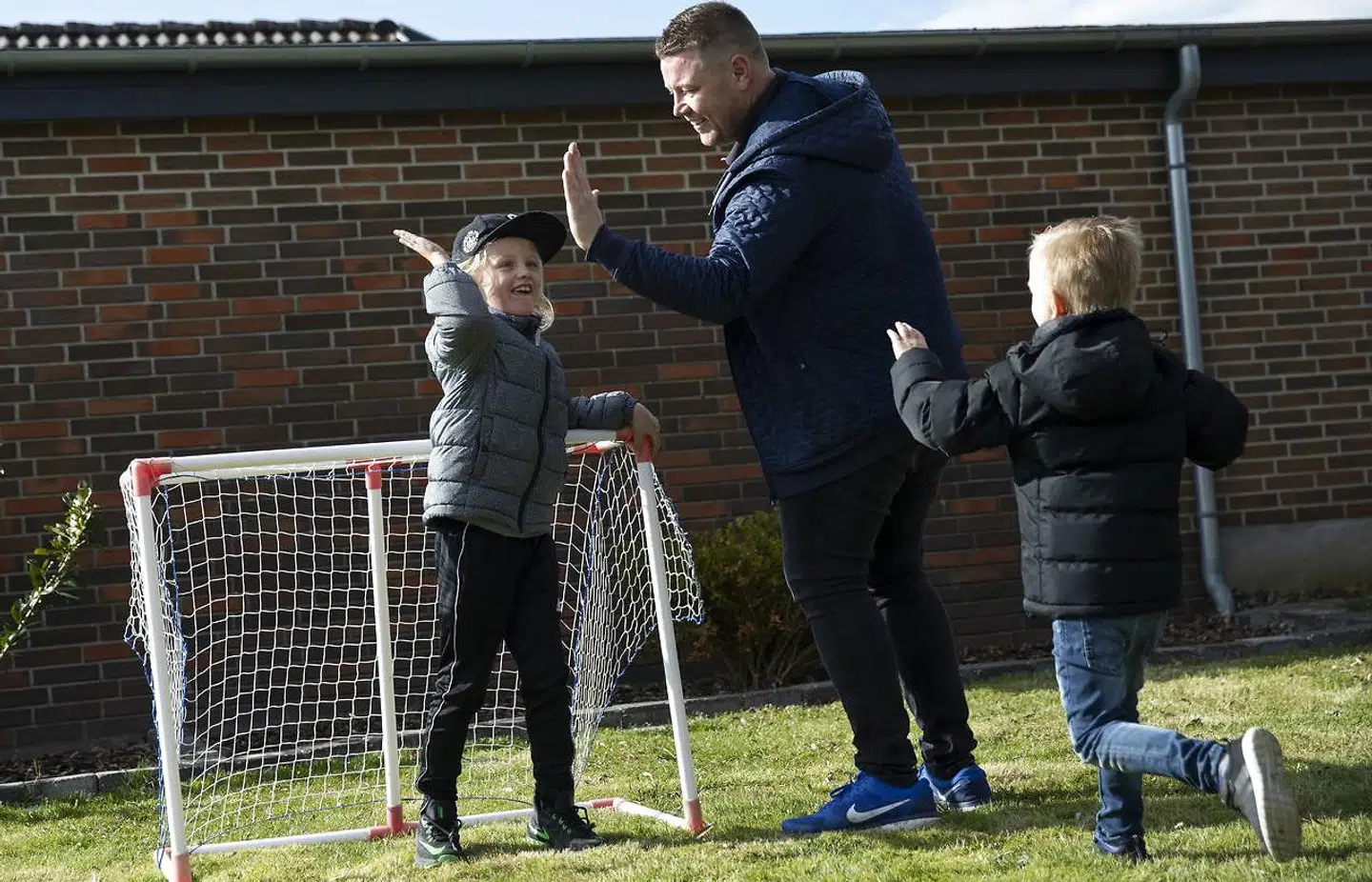 William spiller fodbold i haven med far og lillebror, selvom han hiver efter vejret og ikke kan være lige så aktiv som andre børn.