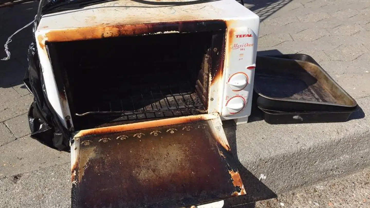 En defekt mini-ovn afleveret ved Frelsens Hær Esbjerg.