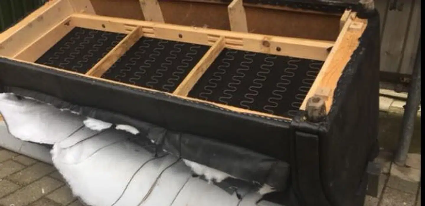 En ødelagt og usælgelig sofa lagt foran Frelsens Hær i Esbjerg af to mænd i en varevogn uden for åbningstid.