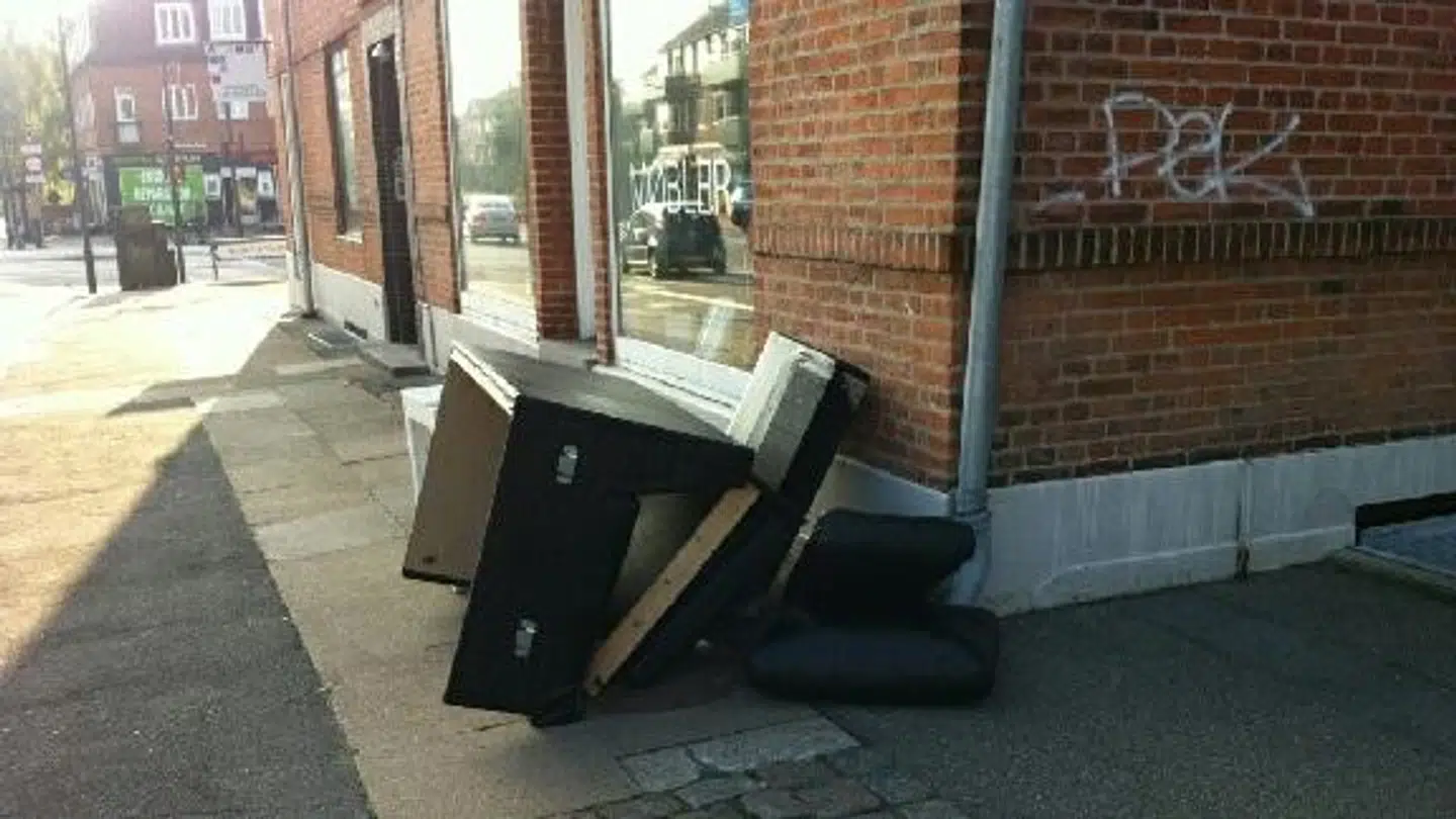Ødelagt sofa smidt foran Danmission Genbrug i Hellerup.